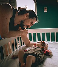 Vater mit Baby